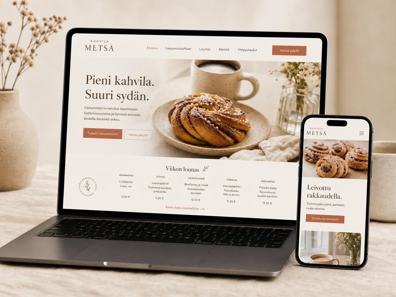 Kahvila Lumin lämmin leipomo-sivusto läppärillä ja puhelimella